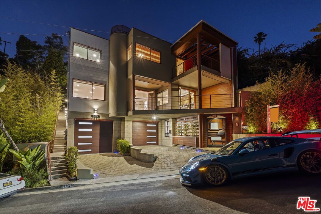 Exterior, Facade, Modern