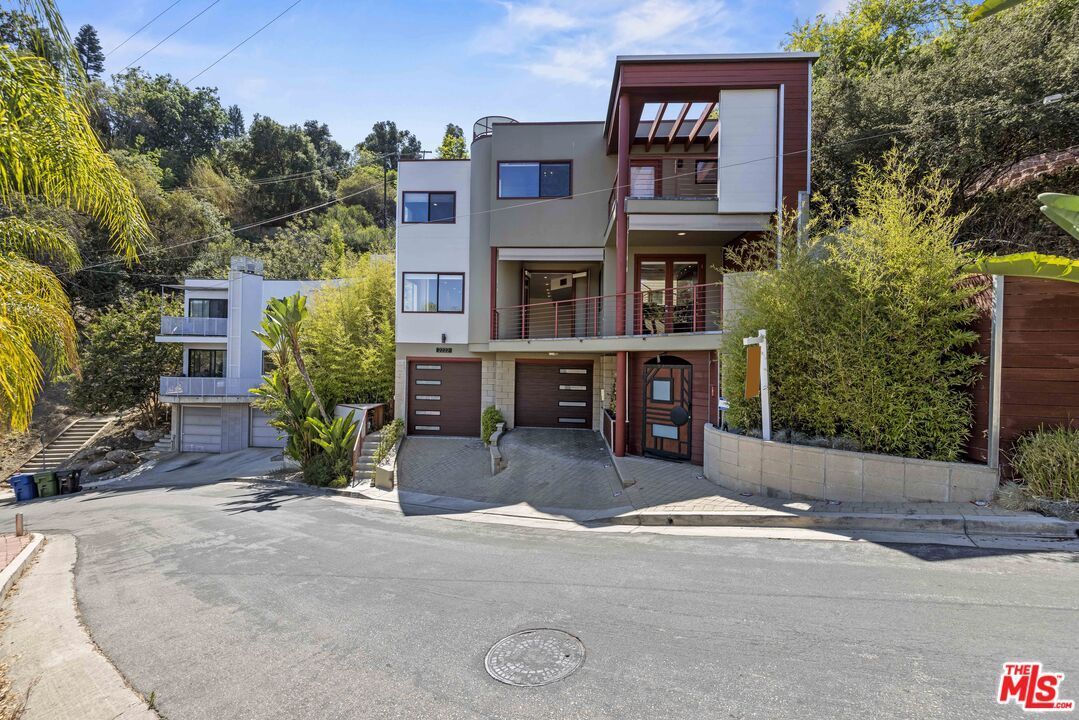 Exterior, Facade, Modern