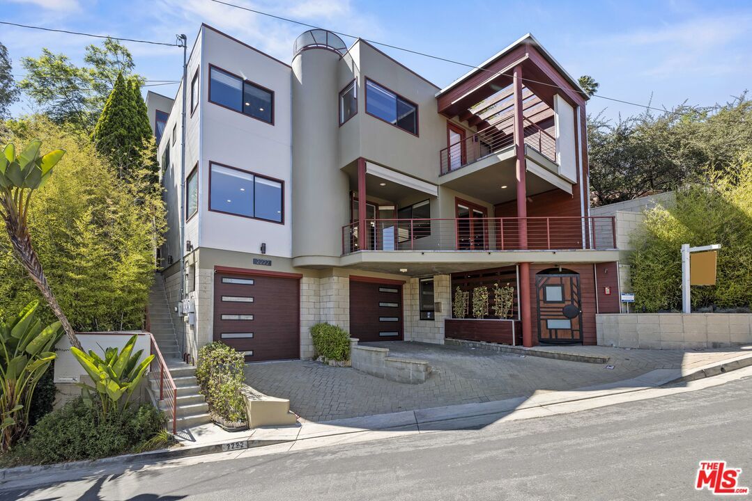 Attached, Exterior, Facade, Modern