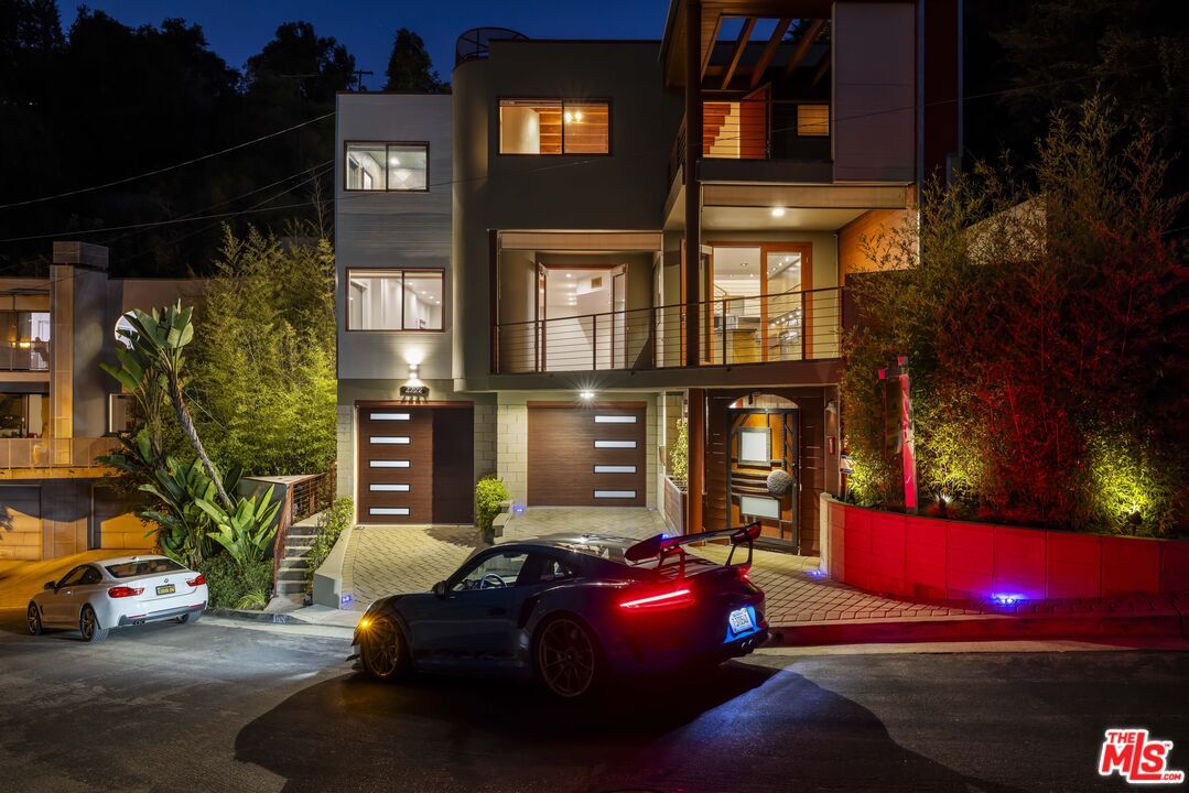 Exterior, Facade, Modern