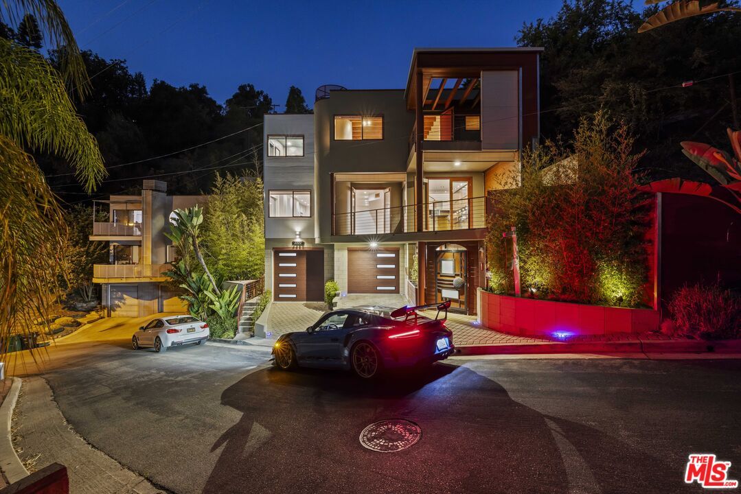 Exterior, Facade, Modern