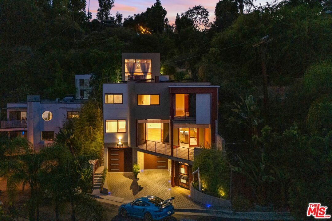 Exterior, Facade, Modern