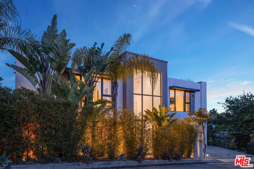 Exterior, Facade, Modern