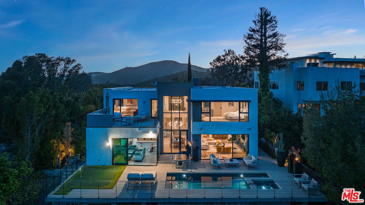 Exterior, Facade, Pool, Modern