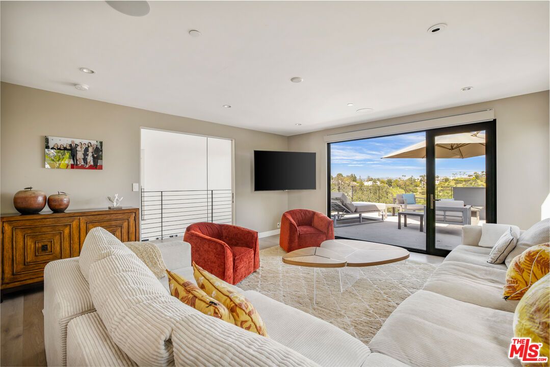 Interior, Living room, Recessed Lighting, Water, Wood Texture Flooring