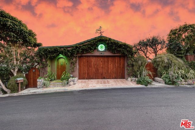 Attached, Exterior, Facade, None