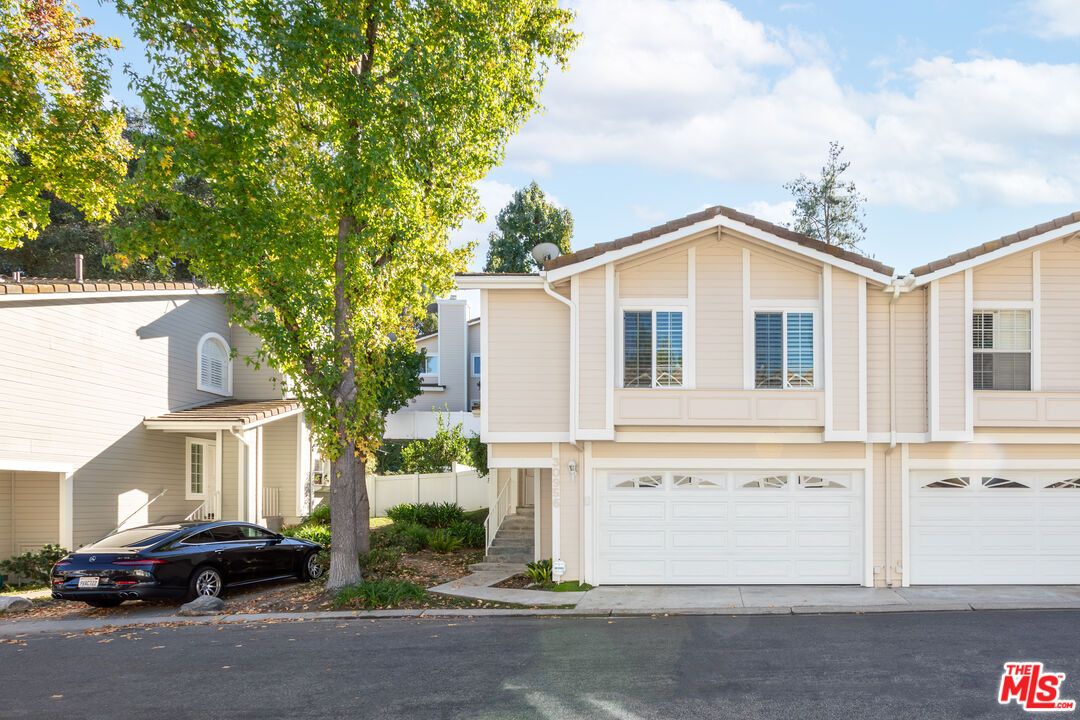 Attached, Exterior, Facade, Rowhouse