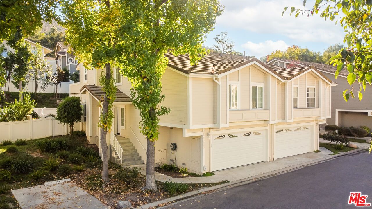 Attached, Exterior, Facade, Mediterranean