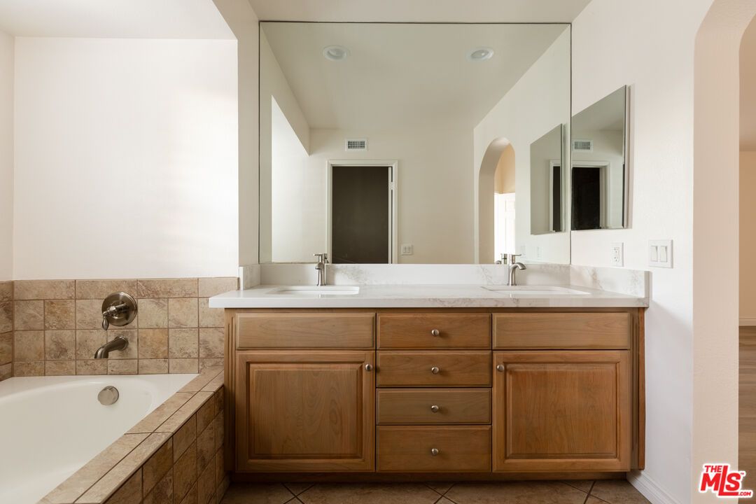 Bathroom, Dual Sink Vanities, Interior, Recessed Lighting