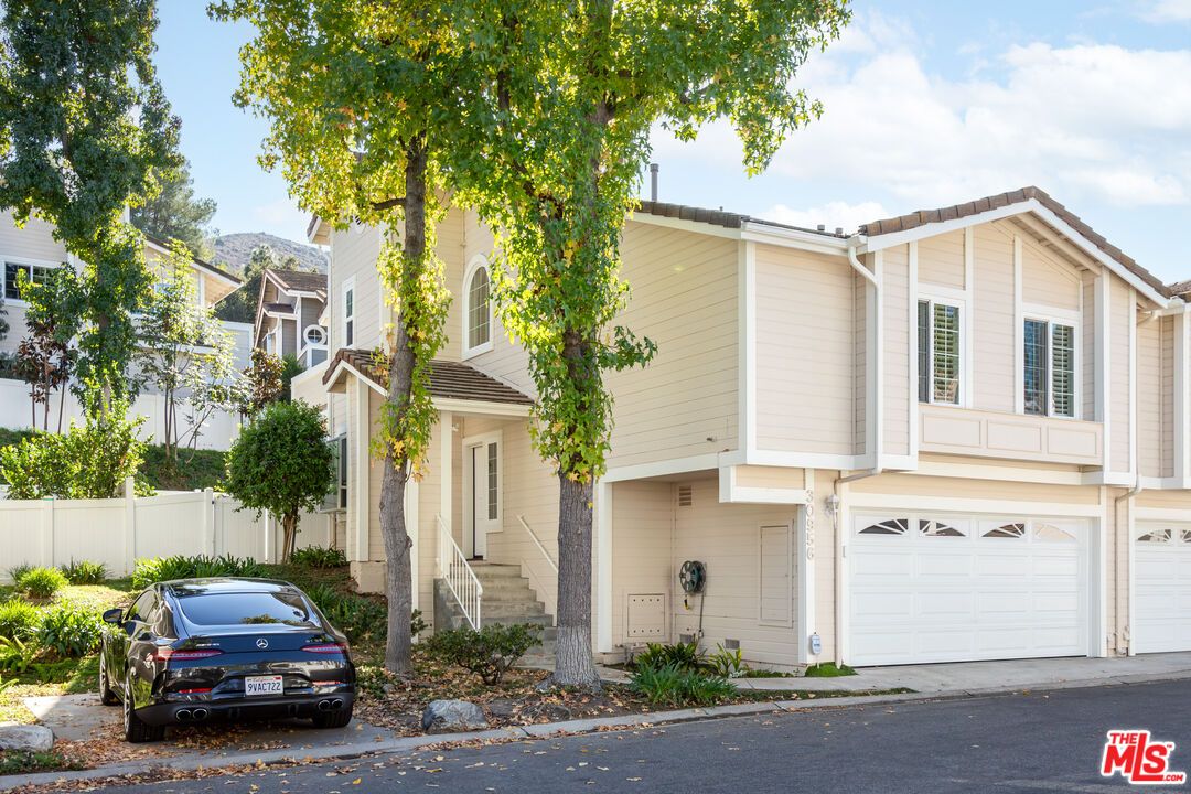 Attached, Exterior, Facade, Rowhouse