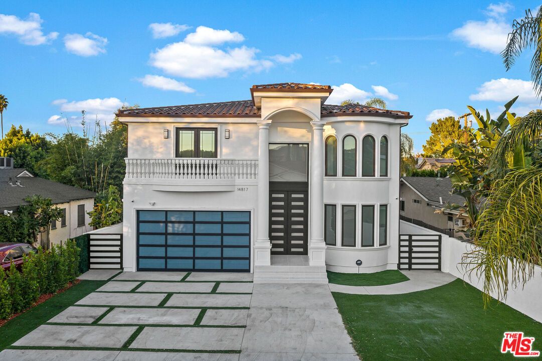 Attached, Exterior, Facade, Mediterranean