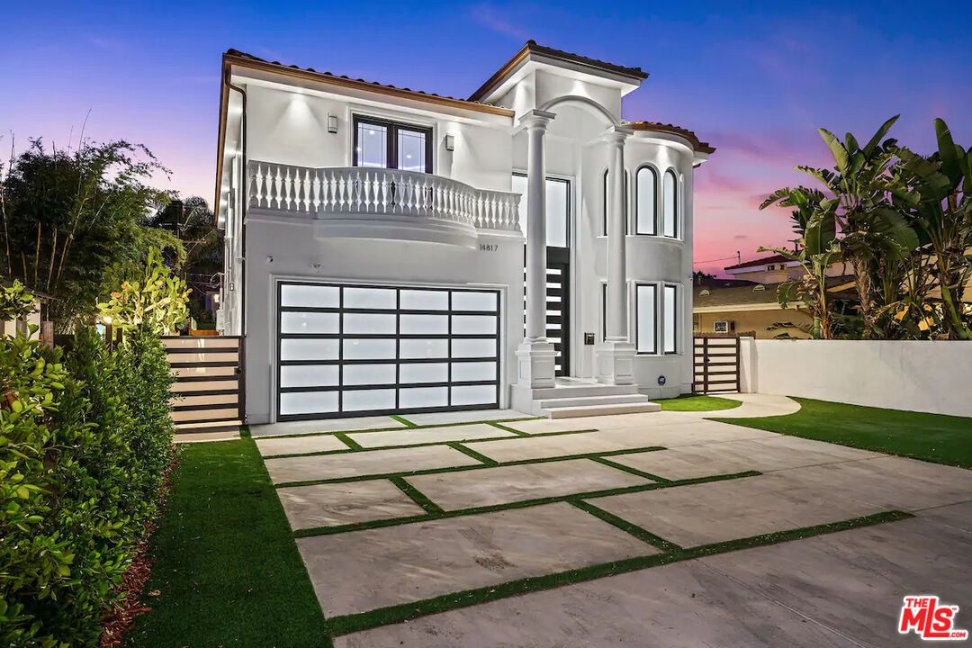 Attached, Exterior, Facade, Mediterranean