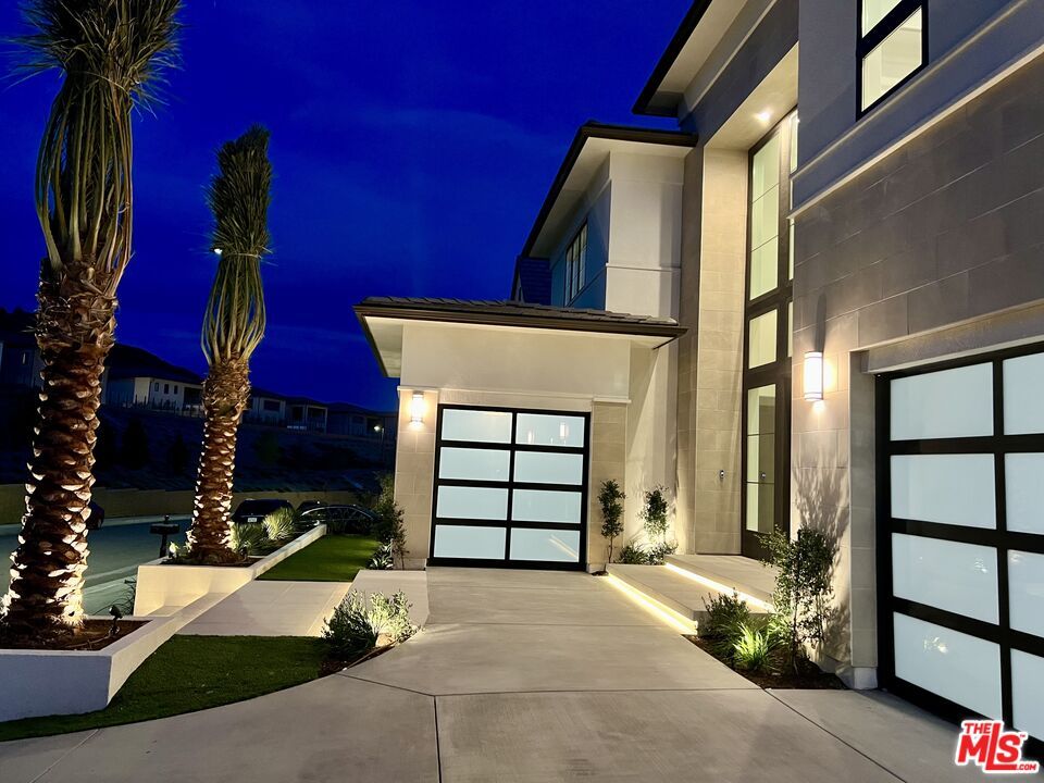 Attached, Exterior, Facade, Modern