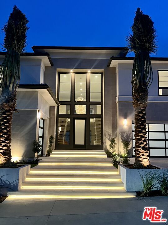 Exterior, Facade, Modern