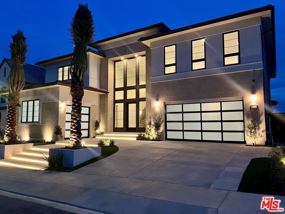 Attached, Exterior, Facade, Modern