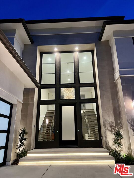 Exterior, Facade, Modern