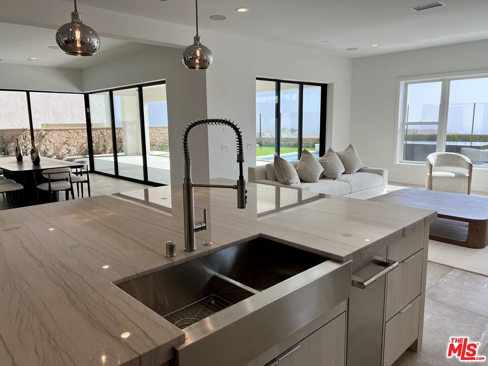 Interior, Kitchen, Living room, Pendant Lights, Recessed Lighting, Stainless Steel Appliances