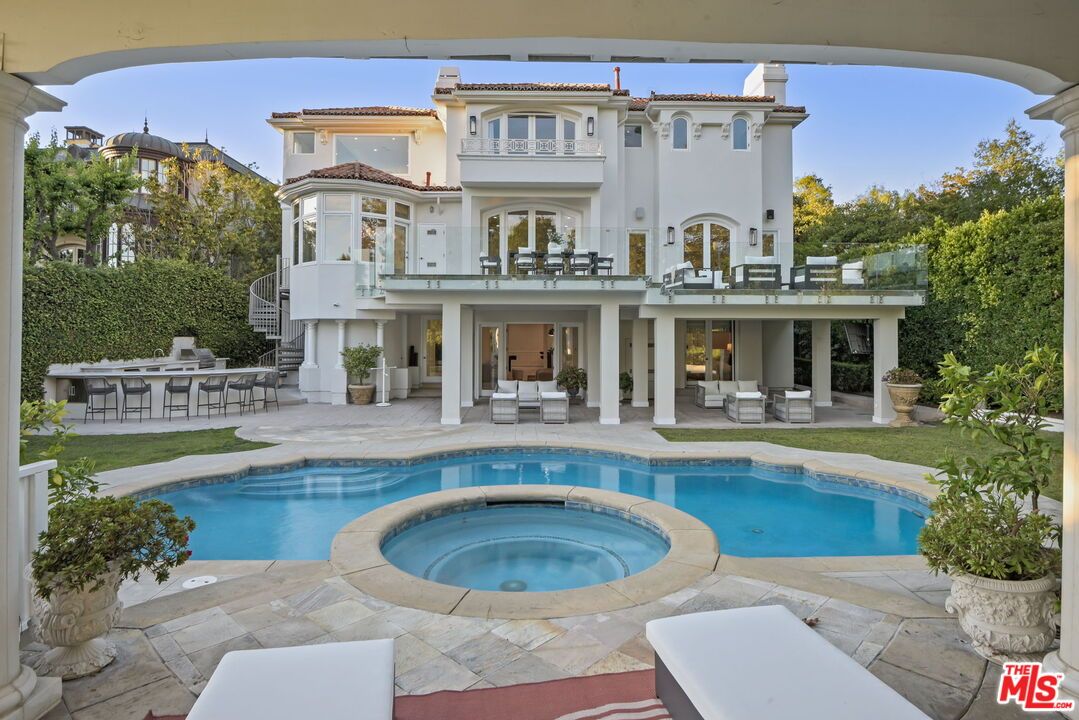 Exterior, Outdoor Kitchen, Pool