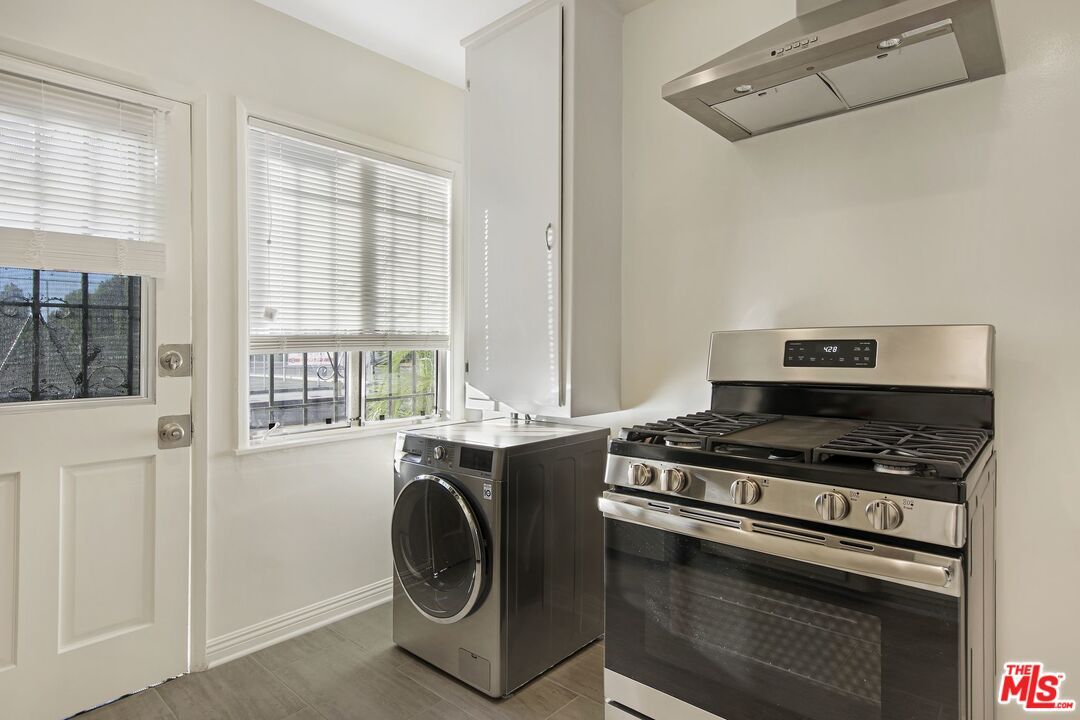 Interior, Kitchen, Washer, Wood Texture Flooring