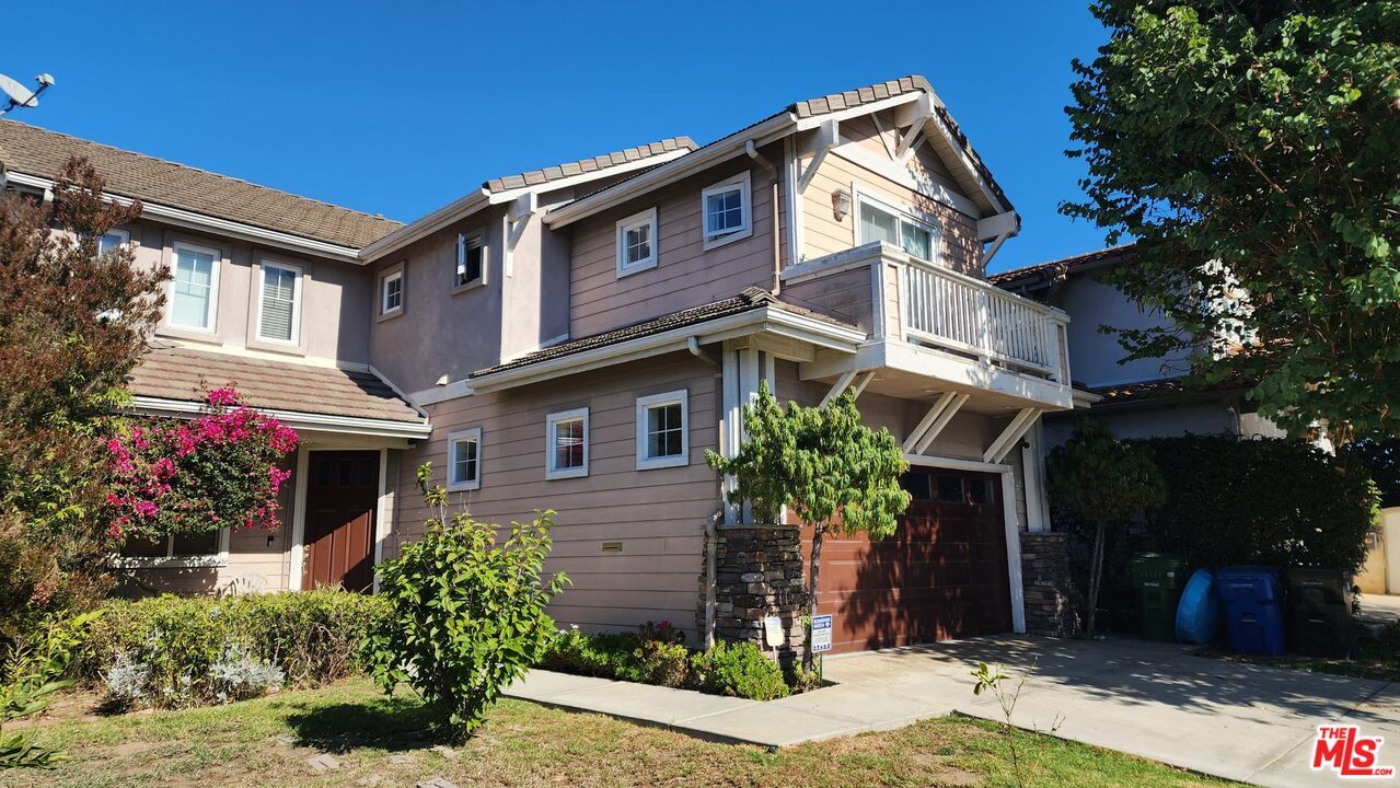 Attached, Exterior, Facade, Mediterranean