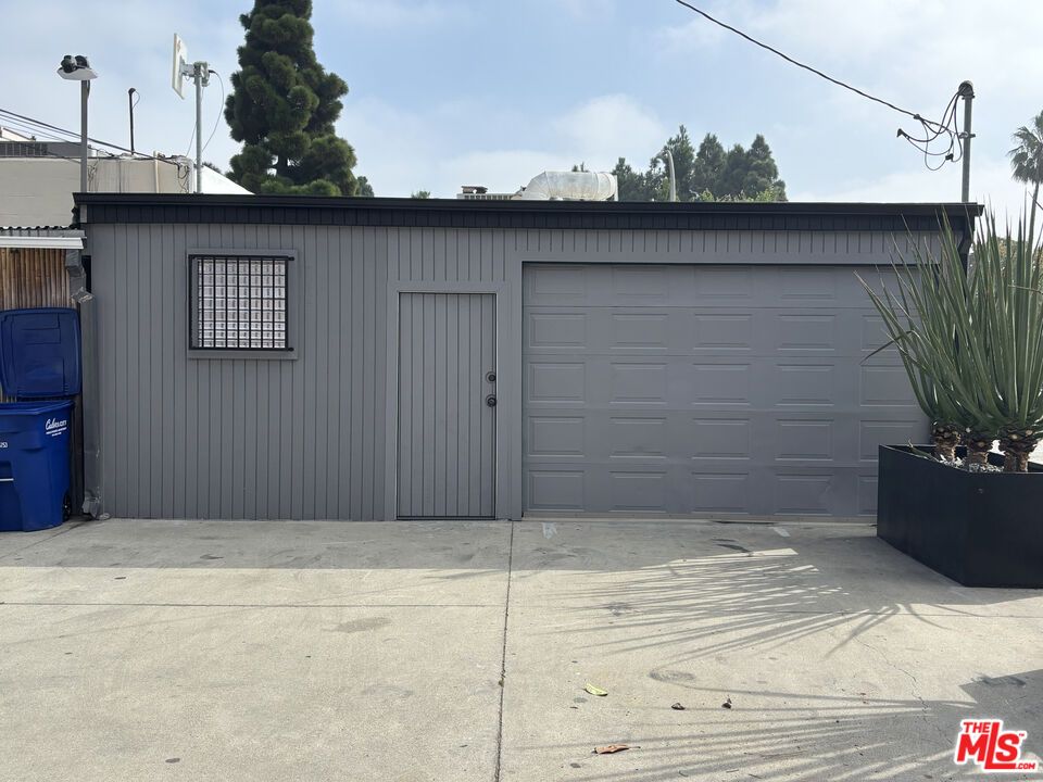 Detached Garage, Exterior