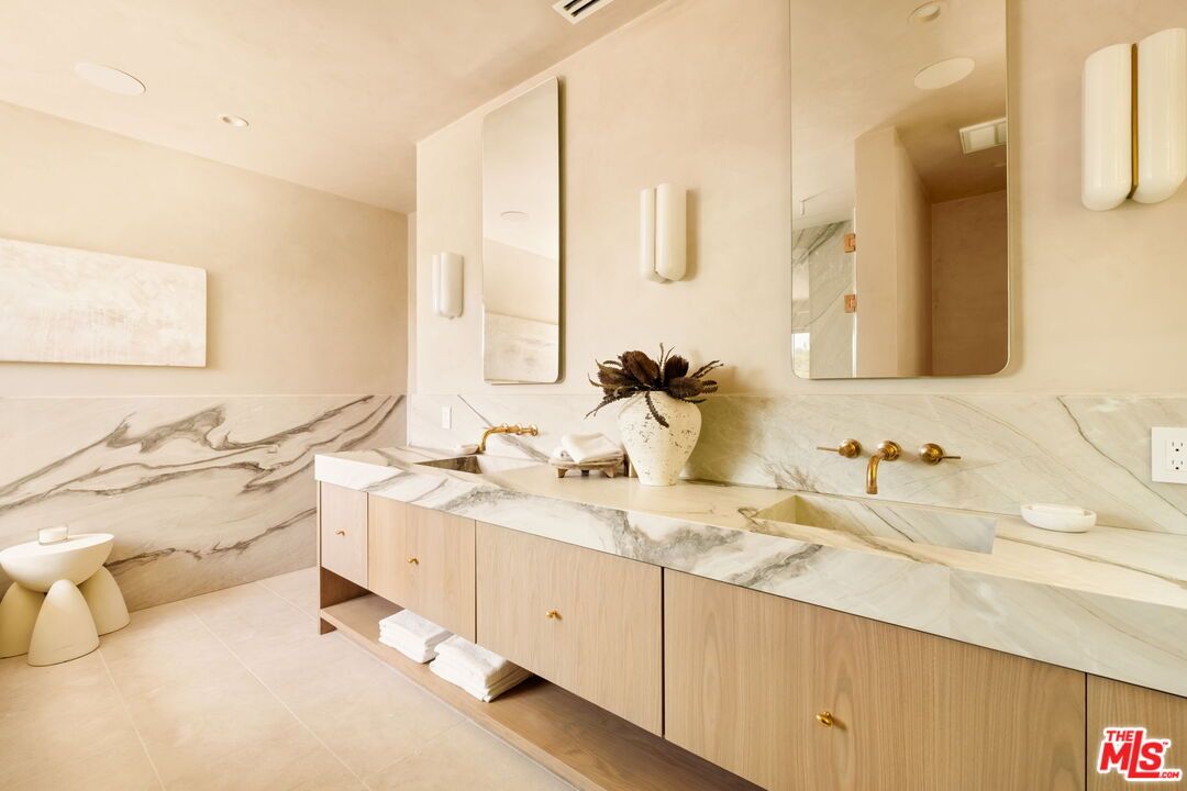 Bathroom, Dual Sink Vanities, Interior, Recessed Lighting