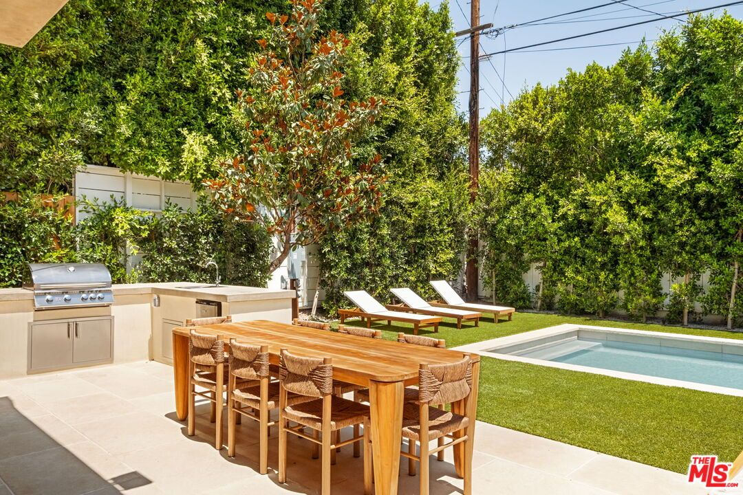 Exterior, Outdoor Kitchen, Pool