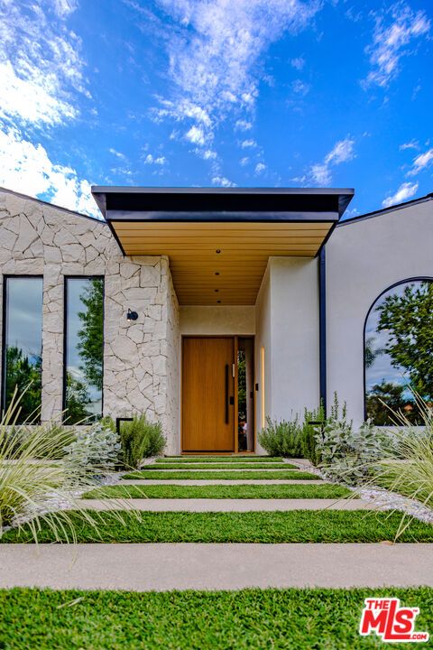 Exterior, Facade, Modern