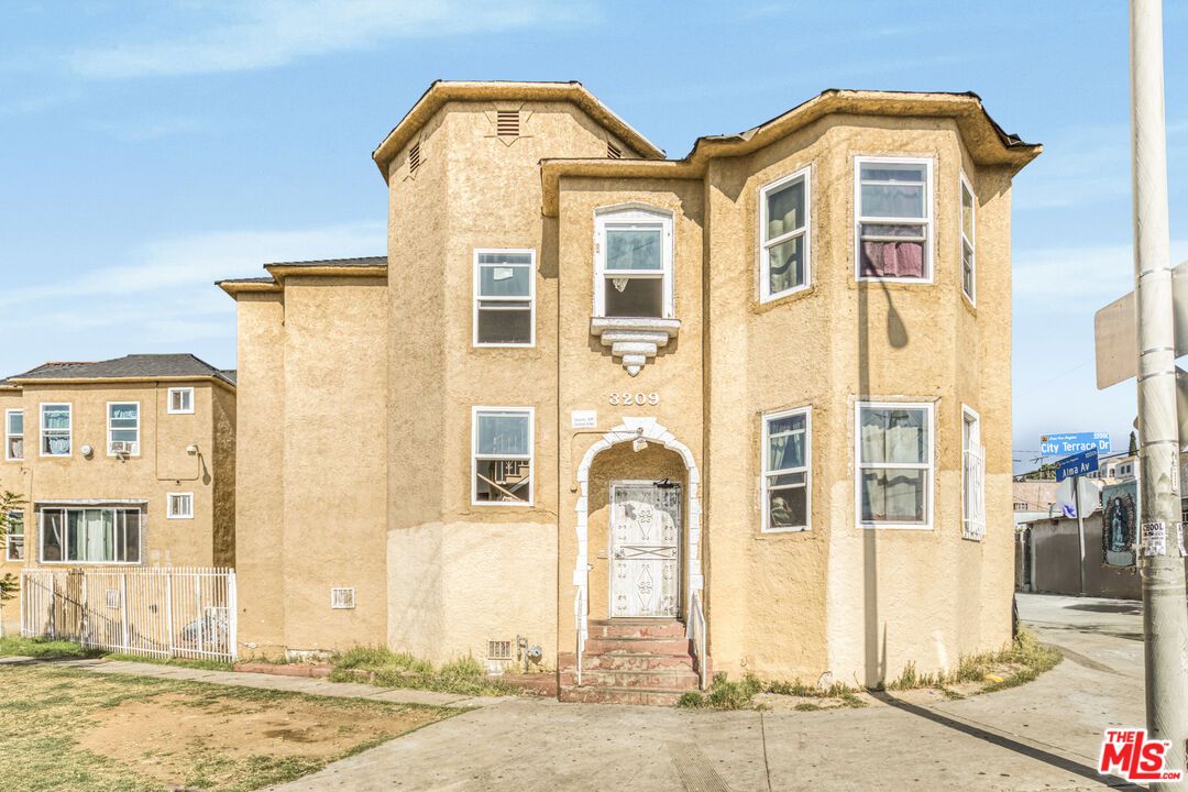Exterior, Facade, Rowhouse