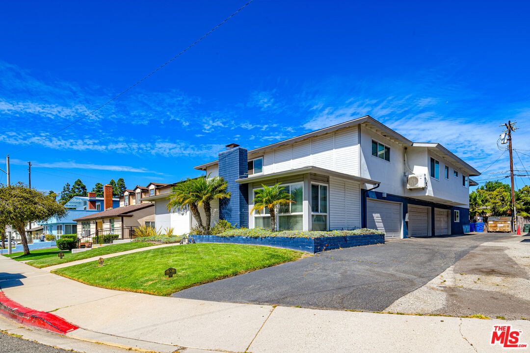 Attached, Exterior, Facade, Modern