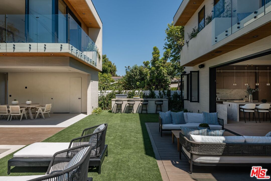 Backyard, Exterior, Outdoor Kitchen