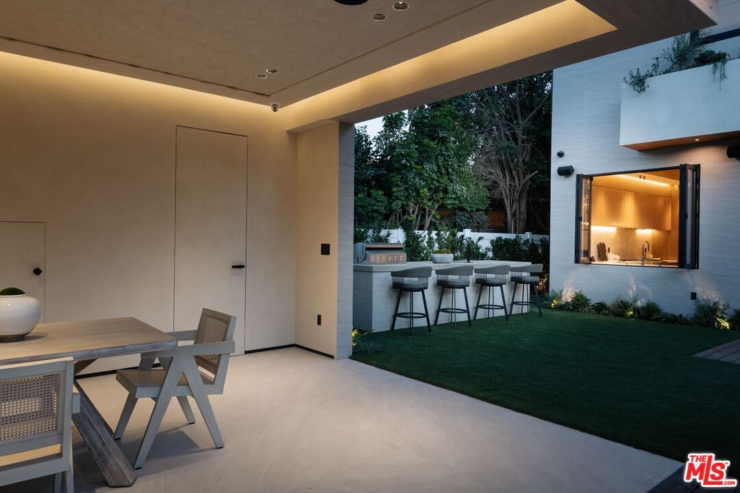 Backyard, Exterior, Outdoor Kitchen