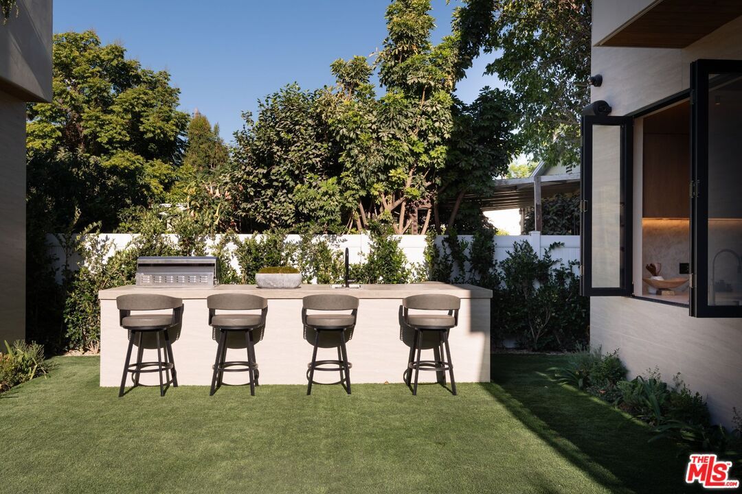 Exterior, Outdoor Kitchen