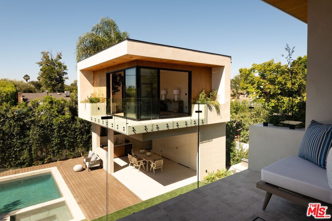 Exterior, Facade, Pool, Modern