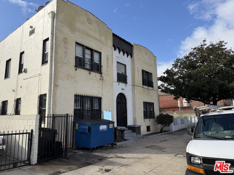 Exterior, Facade, Rowhouse