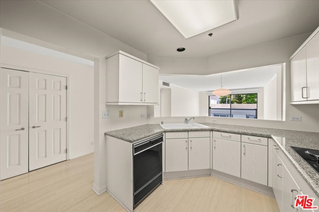 Interior, Kitchen, Pendant Lights, Wood Texture Flooring