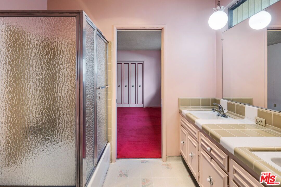 Bathroom, Interior, Pendant Lights, Tile Countertops