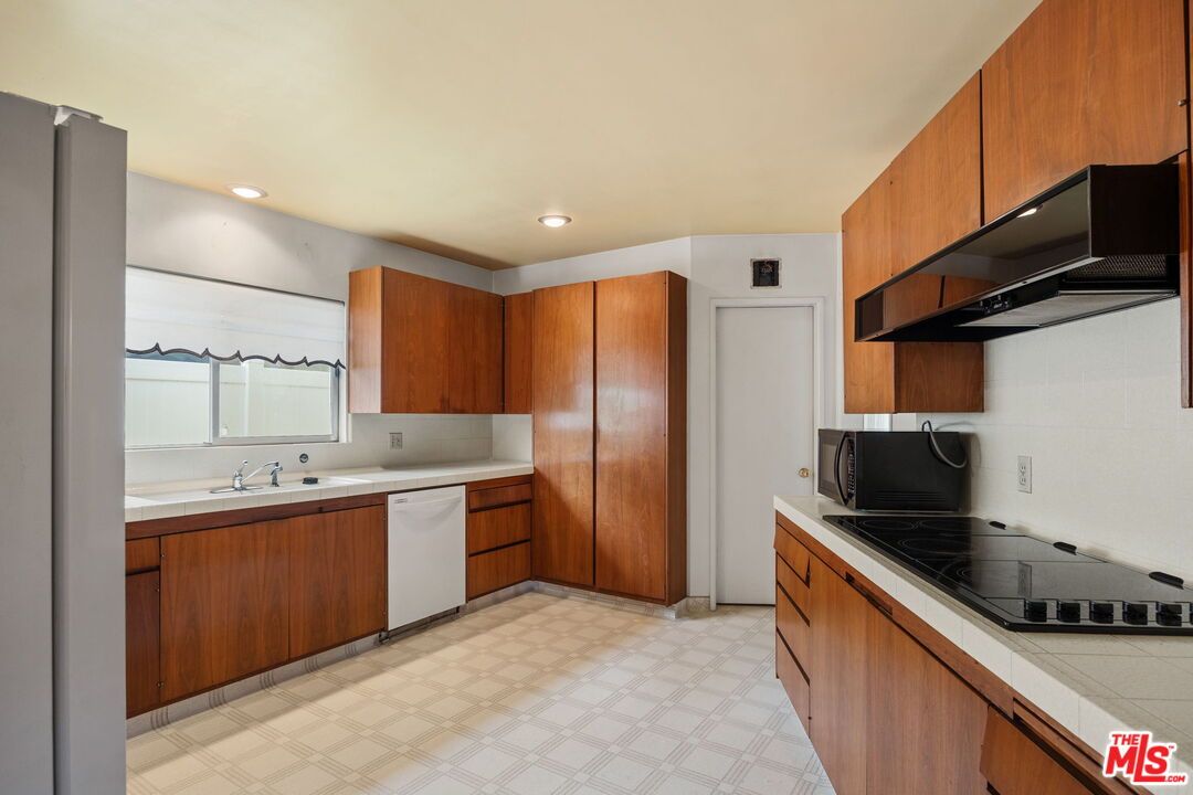 Interior, Kitchen, Recessed Lighting, Tile Countertops