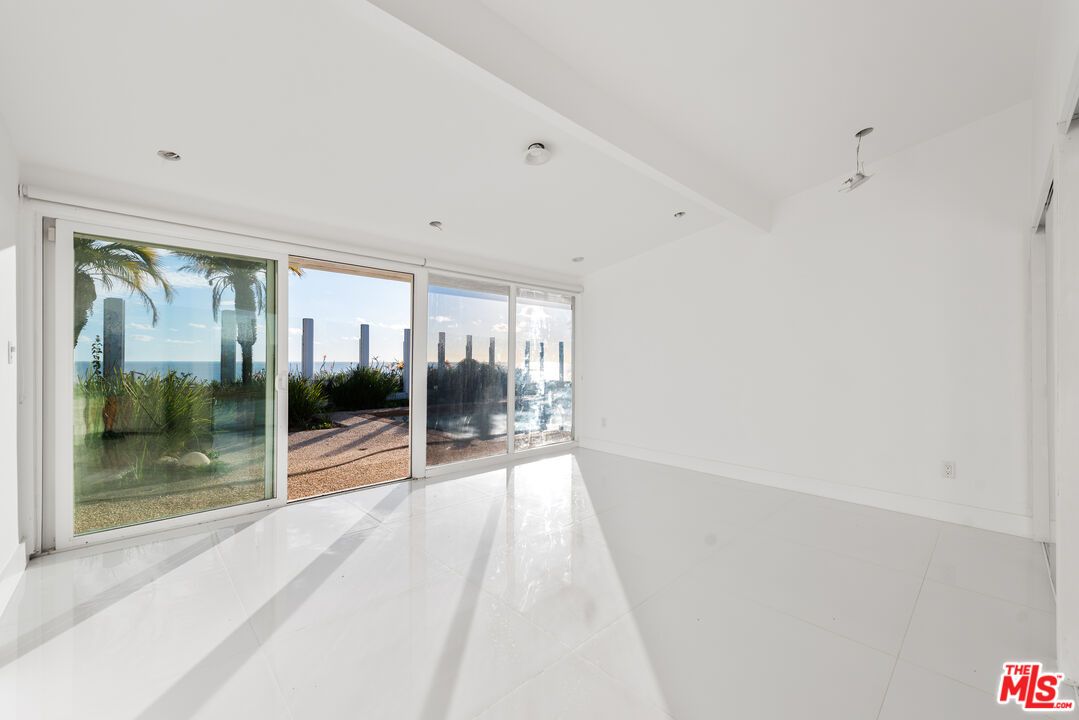 Empty room, Interior, Recessed Lighting, Water