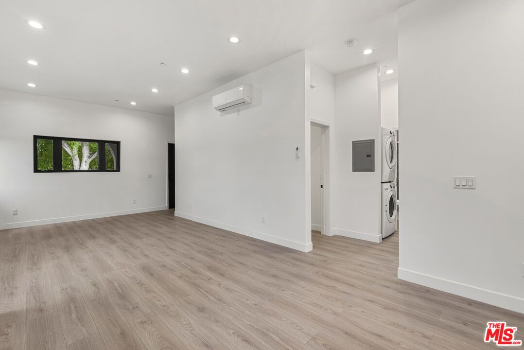 Empty room, Interior, Recessed Lighting, Washer, Wood Texture Flooring