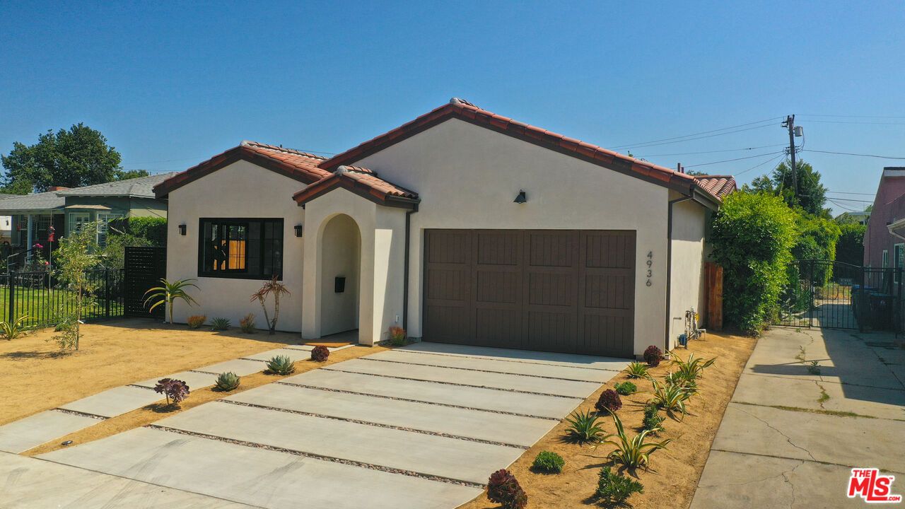 Attached, Exterior, Facade, Spanish Mediterranean