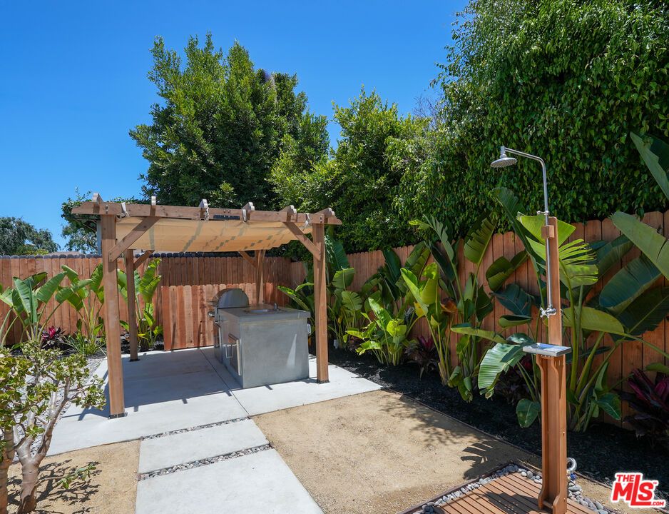 Backyard, Exterior, Outdoor Kitchen