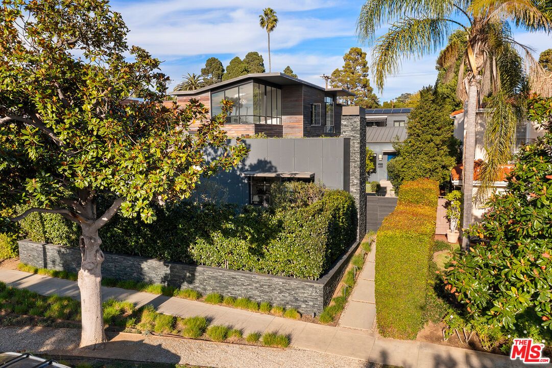 Exterior, Facade, Modern