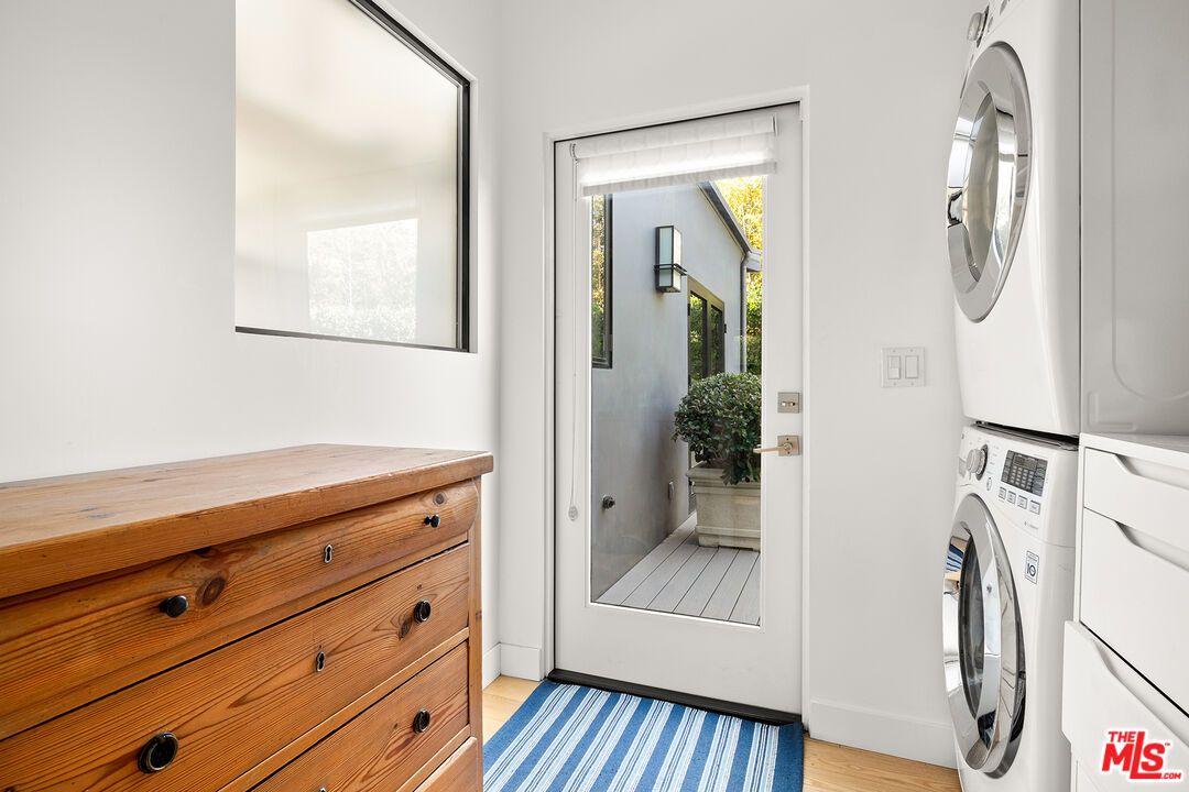Interior, Washer, Wood Texture Flooring