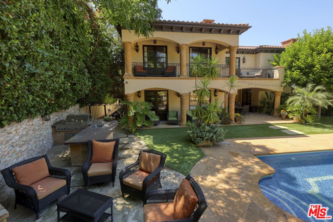 Backyard, Exterior, Outdoor Kitchen