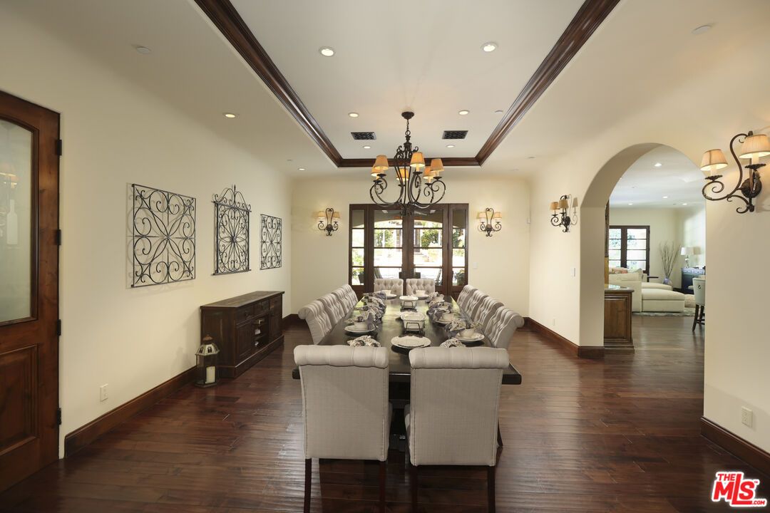 Chandelier, Dining room, Interior, Recessed Lighting, Wood Texture Flooring