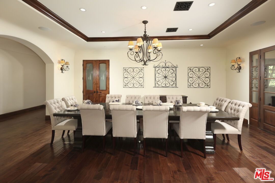 Chandelier, Dining room, Interior, Recessed Lighting, Wood Texture Flooring