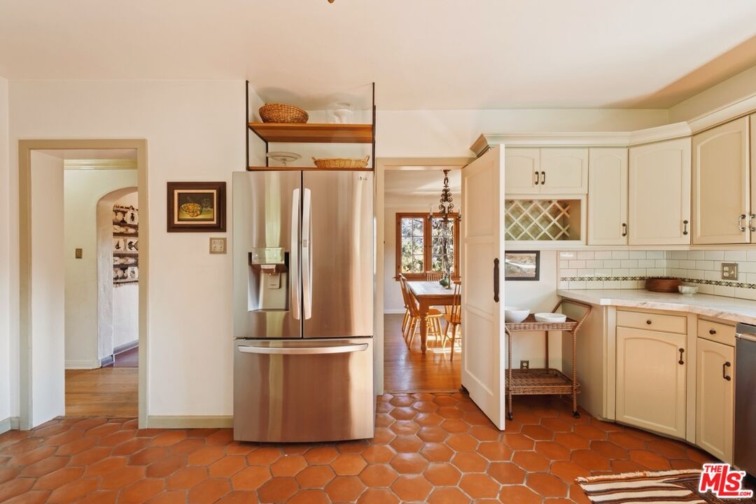 Chandelier, Dining room, Interior, Kitchen, Pendant Lights, Stainless Steel Appliances