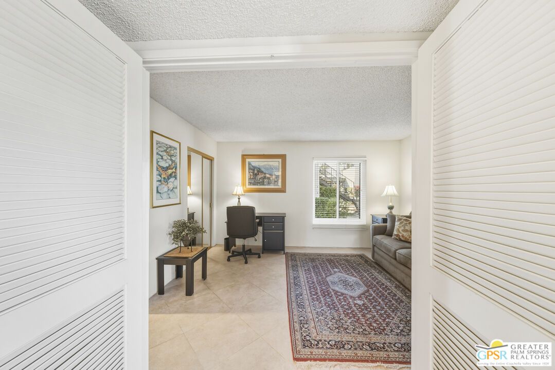 Home Office, Interior