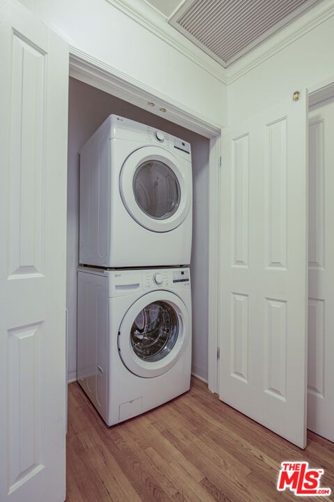 Interior, Utility Closets, Washer, Wood Texture Flooring